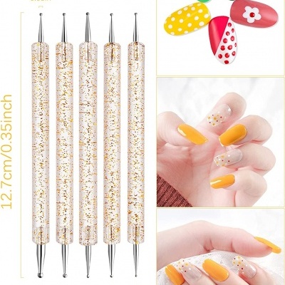 Conjunto de ferramentas para decoração de unhas com várias pontas metálicas e unhas decoradas coloridas
