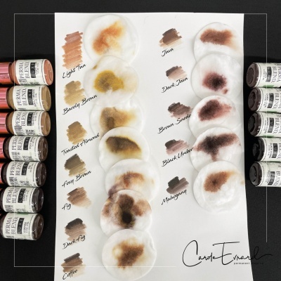 Amostras de cor em discos de algodão e frascos de tinta PERMA BLEND LUXE em diferentes tons de marrom