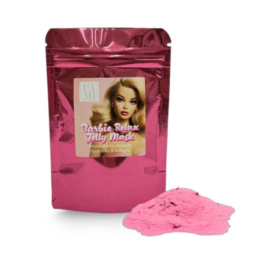 Pacote rosa metálico com produto em pó rosa ao lado e etiqueta Barbie Relax Jelly Maske