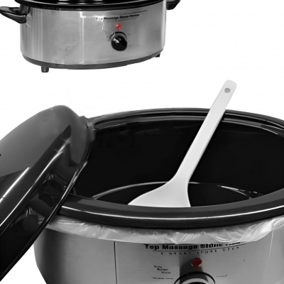 Slow cooker de inox com tampa preta e espátula branca