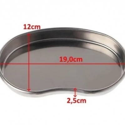 Tabuleiro metálico prateado em forma de rim com medidas vermelhas