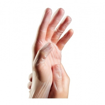 Mãos com luvas de plástico transparents