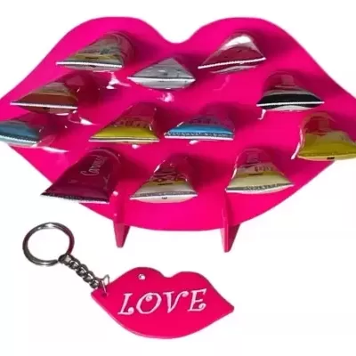 Suporte de lábios cor-de-rosa com cones coloridos e porta-chaves 'LOVE'