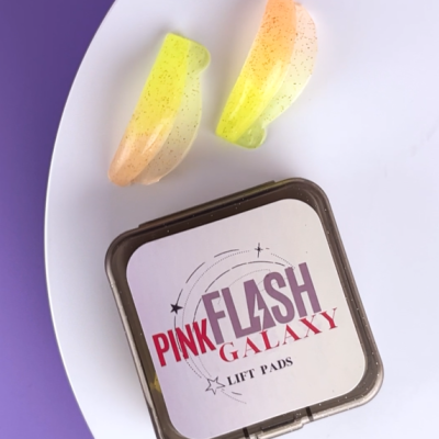 Pads para elevação PINK FLASH GALAXY numa caixa preta com pads amarelo e rosa sobre prato branco