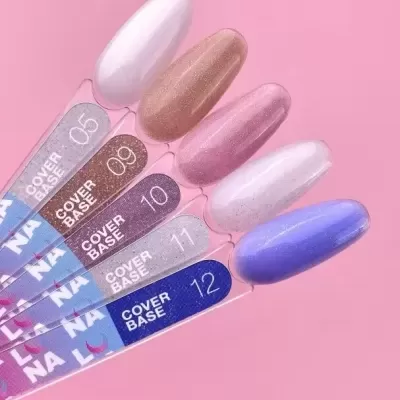 Mostruário de cinco cores de verniz de unhas sobre fundo rosa