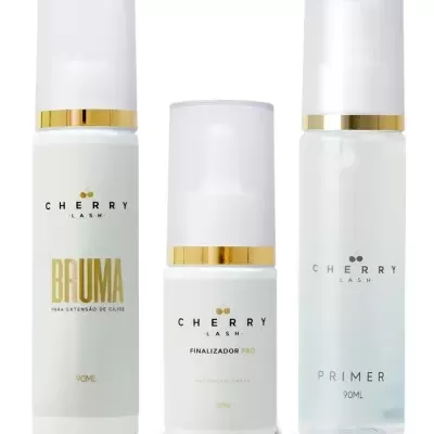 Três frascos de produtos cosméticos CHERRY LASH para cílios em fundo branco