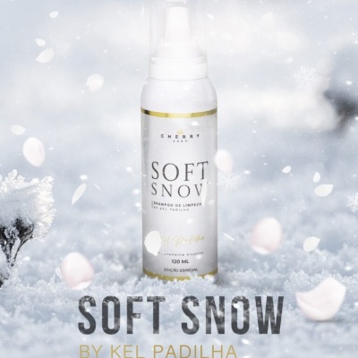 Espuma de limpeza Soft Snow embalagem branca e dourada na neve com pétalas e texto promocional