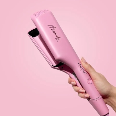 Prancha alisadora de cabelo rosa Mamonde com controlo de temperatura segurada por mão