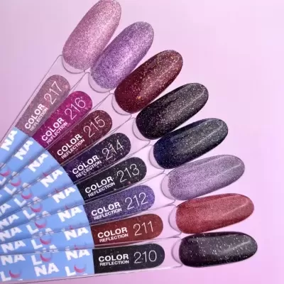 Amostras de verniz de unhas brilhantes em vários tons com glitter e etiquetas numéricas.