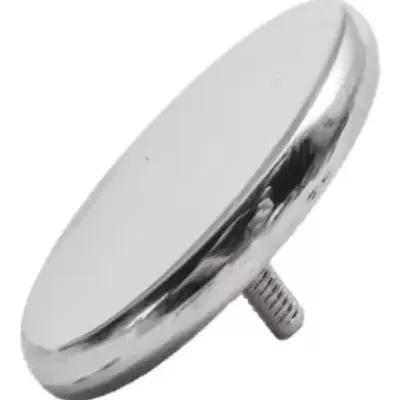 Peça metálica prateada com rosca para fixar