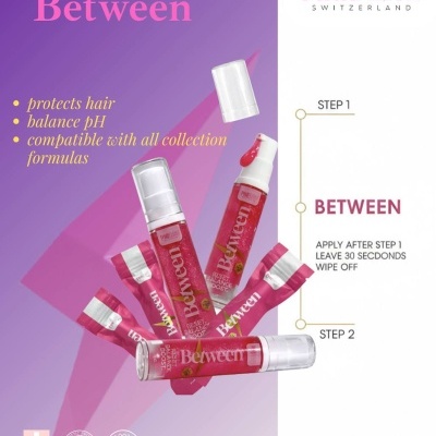 Frascos de produto capilar Between da Pink Flash em fundo lilás