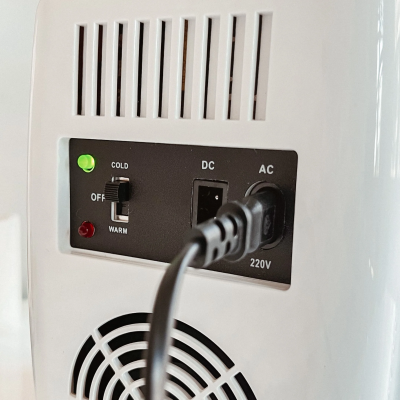 Parte traseira de aparelho elétrico branco com ventilador e interruptor COLD OFF WARM