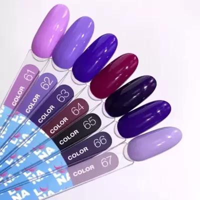 Mostruário de vernizes de unhas em tons de roxo e lilás numerados 61 a 67