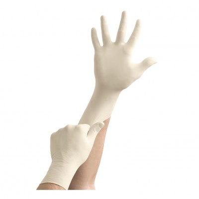 Par de luvas descartáveis de látex cor bege sendo vestidas