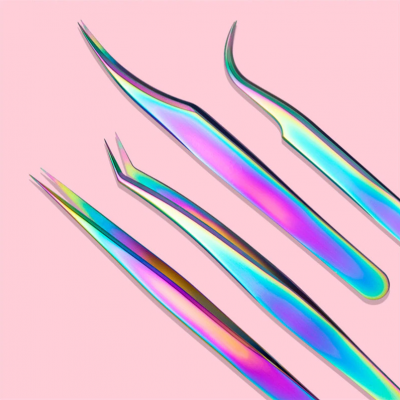 Quatro pinças metálicas iridescentes em fundo rosa