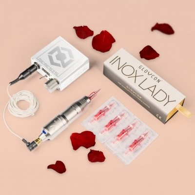 Máquina de tatuagem prateada com acessórios e caixa INOX LADY