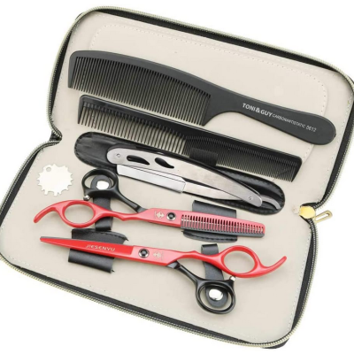 Conjunto de tesouras, pentes e navalha em estojo aberto
