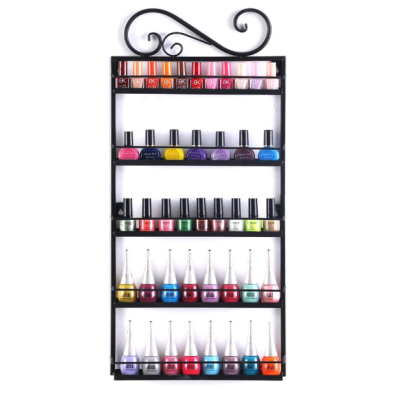 Expositor com vernizes de unhas coloridos em frascos de diferentes formatos