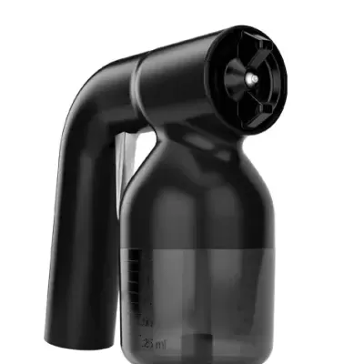 Aspersor elétrico preto com reservatório translúcido e graduação até 25 ml