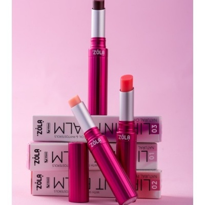Três batons rosa metálico com embalagem branca e texto ZÔLA e números 01, 02, 03, sobre fundo rosa.