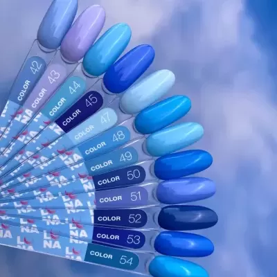 Amostras de verniz para unhas em vários tons de azul com etiquetas numeradas