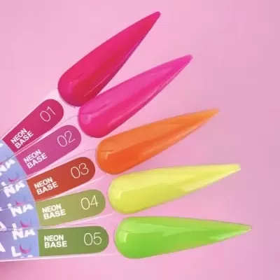 Amostras de verniz de unhas neon em cinco cores diferentes num fundo rosa