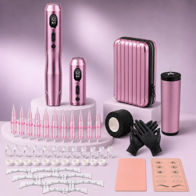 Conjunto de micropigmentação rosa com máquinas, pontas, fita, luvas, bolsa rígida, régua e tabuleiros sobre fundo rosa.