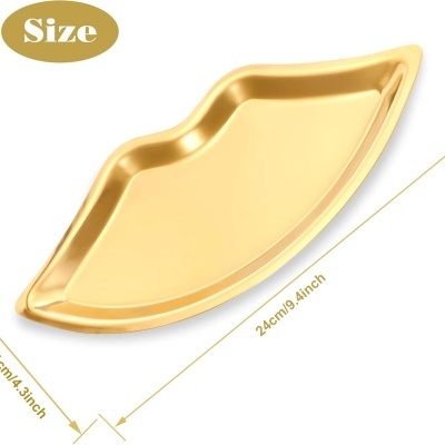 Prato decorativo dourado em formato de lábio com medidas indicadas