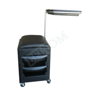 Móvel preto para estética com gavetas e suporte para bandeja prateada