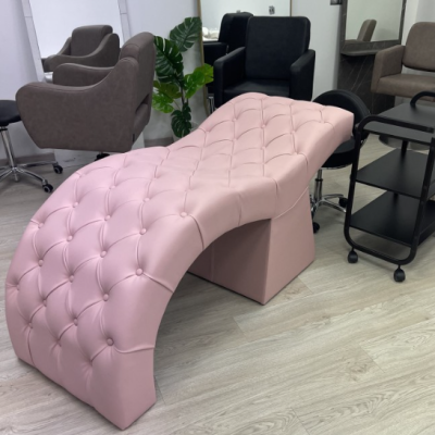 Cama de massagem rosa estofada com padrão capitonné em salão