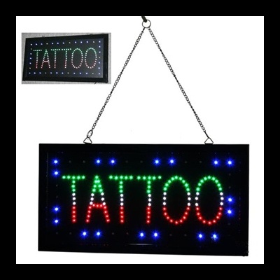 Placa luminosa LED com a palavra TATTOO