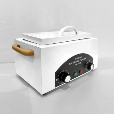 Máquina esterilizadora branca com botões e alças castanhas