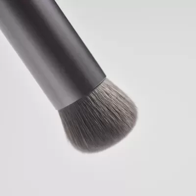 Pincel de maquilhagem com cerdas cinzentas e cabo metálico