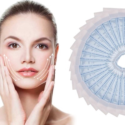 Mulher tocando rosto com setas brancas ao lado de tiras faciais embaladas individualmente.