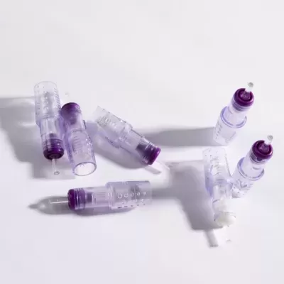 Ponteiras plásticas transparentes roxas e brancas sobre fundo branco