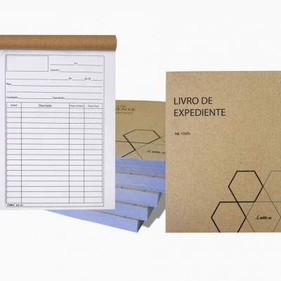 Livros de expediente com capa em papel kraft e páginas internas com tabelas para registo