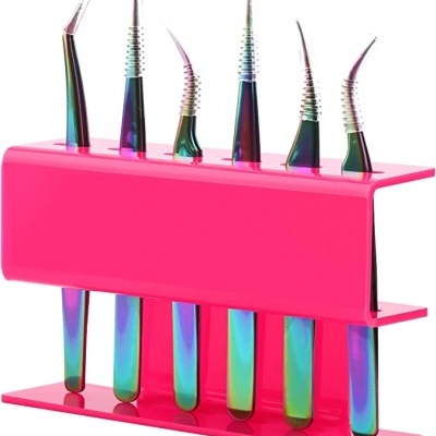 Conjunto de seis pinças metálicas coloridas em suporte rosa