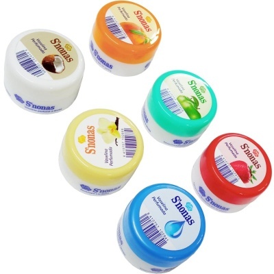 Frascos pequenos de creme Snonas com tampas coloridas e rótulos mostrando ingredientes e nomes.