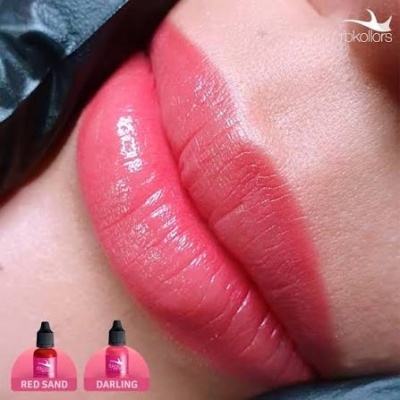 Lábios com batom rosa e dois frascos de pigmento rosa