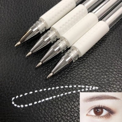 Quatro canetas com punho branco e corpo metálico sobre superfície preta com textura de couro.