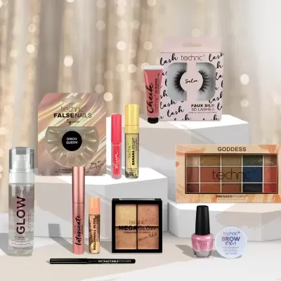 Vários produtos de beleza organizados em plataformas brancas com fundo desfocado dourado