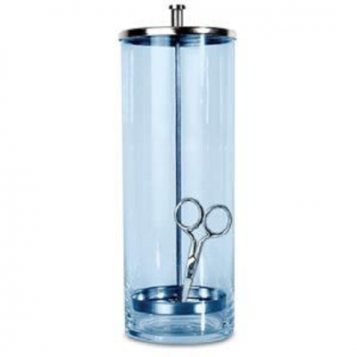 Recipiente cilíndrico transparente com tesoura metálica dentro e tampa azul metálica