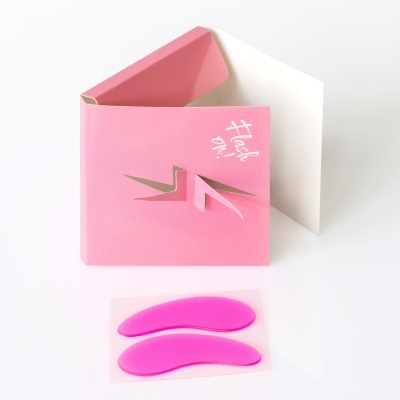 Conjunto de adesivos em silicone rosa com cartão rosa de apresentação