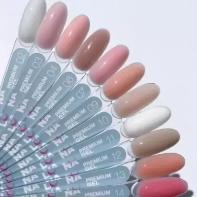 Amostras de verniz de gel em tons neutros e rosas numeradas de 02 a 14 com a inscrição NA LU PREMIUM GEL