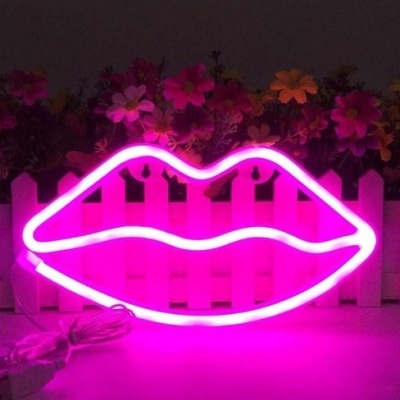Neon rosa em forma de lábios com luz brilhante