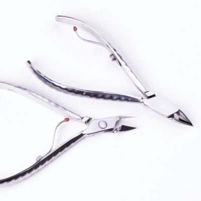 Dois cortadores de unhas metálicos prateados com textura e mola