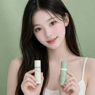 Mulher jovem com dois frascos de cosmética verde e branco