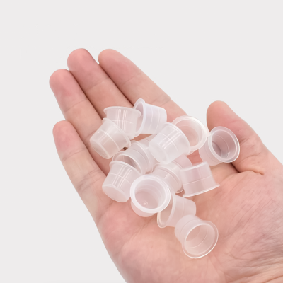 Mão com cápsulas plásticas pequenas e transparentes