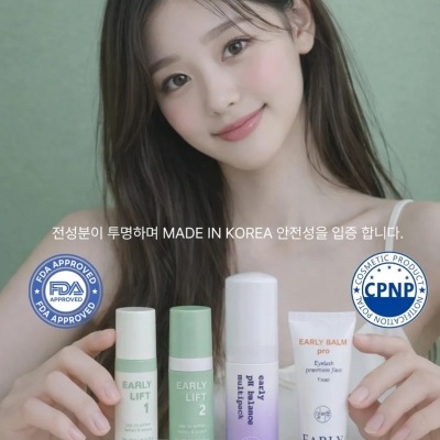Mulher jovem segura frascos de produtos cosméticos verdes, brancos e lilás frente a fundo verde