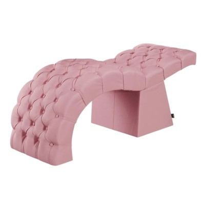 Chaise longue rosa em tecido com estofado capitonê e base em blocos